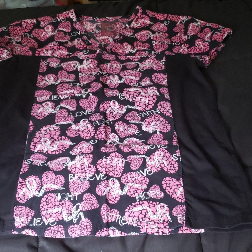 Cute scrub top with pink hearts /love  design